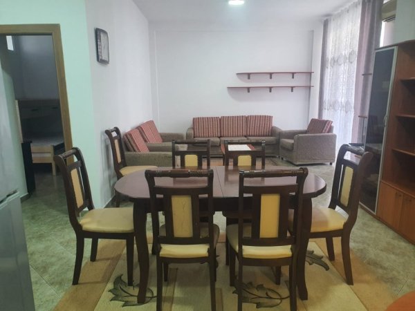 Tirane, jepet me qera apartament 3+1 Kati 3, 670 € 