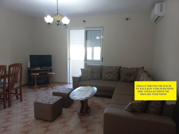 Tirane, Me Qera, për here të parë, Apartament i rinovuar, mobiluar, tip 2+1, kat 5, pallat ekzistues me 5-kate, qera 450€ /muaj, në blv B.Curri, buzë Lanës mbi Maternitetin e Ri "Koço Glozheni", 250m nga Ura Brrylit, 10-minut në këmbe nga qendra / Ura Elbasanit / Parlamenti, / Pazari Ri, Tiranë