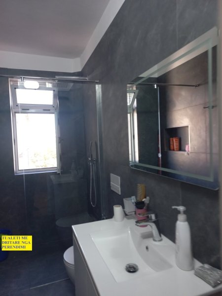 Tirane, Me Qera, për here të parë, Apartament i rinovuar, mobiluar, tip 2+1, kat 5, pallat ekzistues me 5-kate, qera 450€ /muaj, në blv B.Curri, buzë Lanës mbi Maternitetin e Ri "Koço Glozheni", 250m nga Ura Brrylit, 10-minut në këmbe nga qendra / Ura Elbasanit / Parlamenti, / Pazari Ri, Tiranë