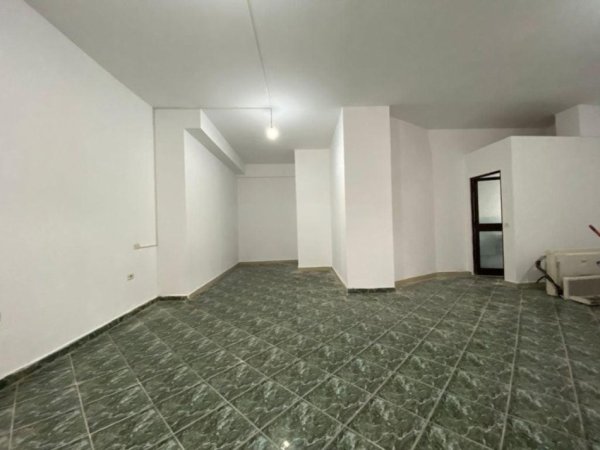 Tirane, jepet me qera ambjent biznesi , 60 m² 400 € (Tek 15-katshi, Tiranë)
