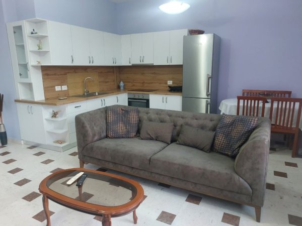 Tirane, jepet me qera apartament 3+1 Kati 1, 700 € 