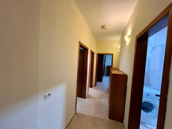Tirane, jepet me qera apartament 2+1+Ballkon Kati 4, 120 m² 830 € (Perball toptanit)