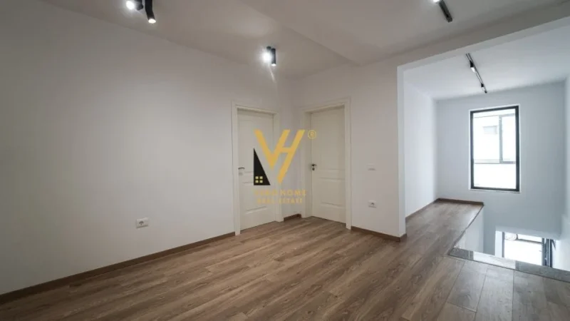 Durres, jepet me qera ambjent biznesi Kati 0, 202 m² 2.200 € (MUZEU I DESHMOREVE, DURRES)