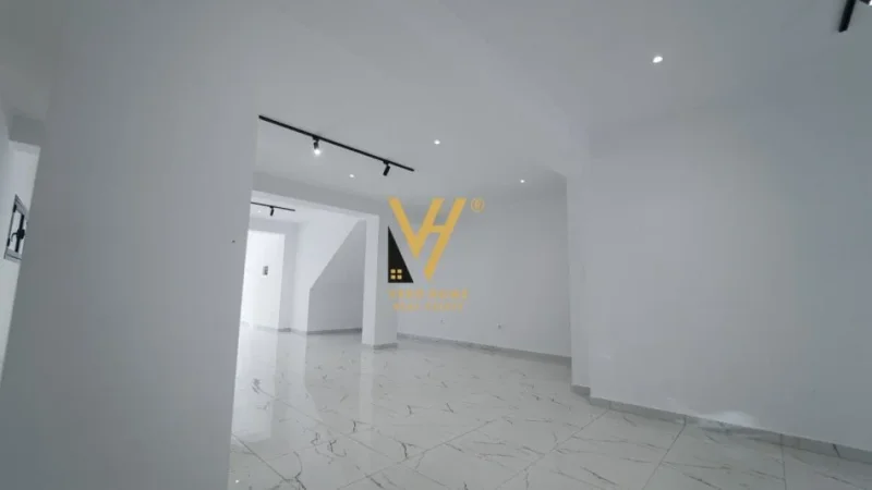 Durres, jepet me qera ambjent biznesi Kati 0, 202 m² 2.200 € (MUZEU I DESHMOREVE, DURRES)