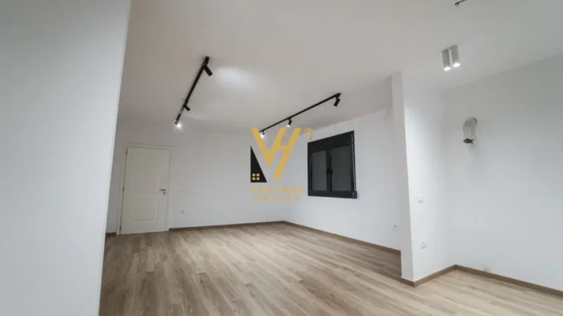 Durres, jepet me qera ambjent biznesi Kati 0, 202 m² 2.200 € (MUZEU I DESHMOREVE, DURRES)