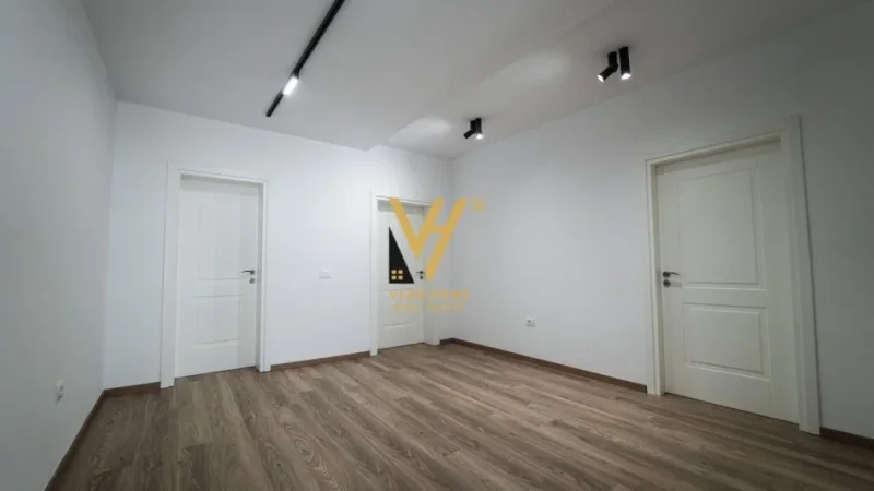 Durres, jepet me qera ambjent biznesi Kati 0, 202 m² 2.200 € (MUZEU I DESHMOREVE, DURRES)