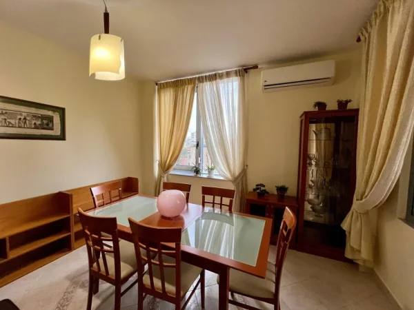 Tirane, jepet me qera apartament 2+1+Ballkon Kati 4, 120 m² 830 € (Perball toptanit)