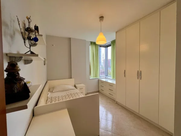 Tirane, jepet me qera apartament 2+1+Ballkon Kati 4, 120 m² 830 € (Perball toptanit)