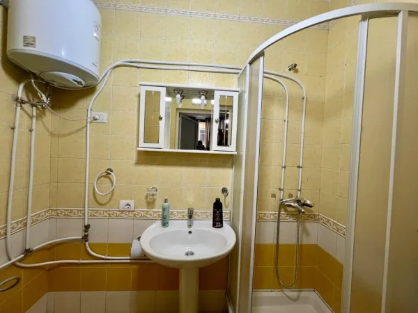 Tirane, jepet me qera apartament 2+1+Ballkon Kati 4, 120 m² 830 € (Perball toptanit)