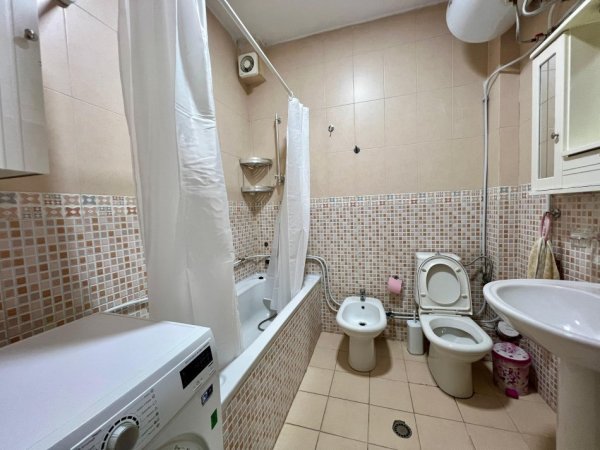 Tirane, jepet me qera apartament 2+1+Ballkon Kati 4, 120 m² 830 € (Perball toptanit)