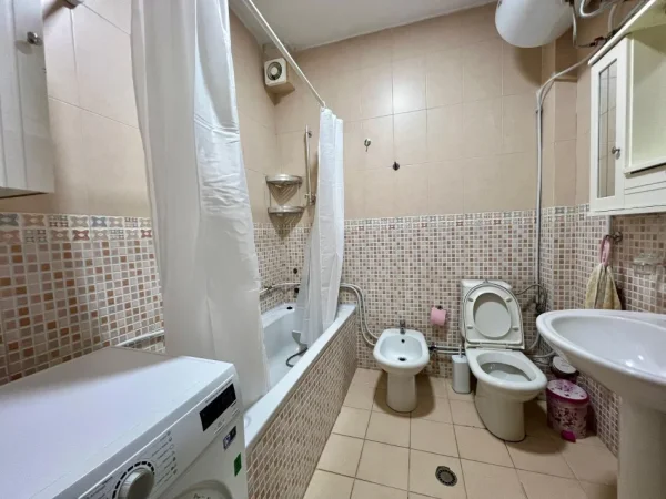 Tirane, jepet me qera apartament 2+1+Ballkon Kati 4, 120 m² 830 € (Perball toptanit)