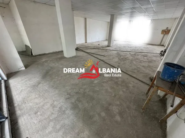 Tirane, shitet dyqan , 320 m² 508,000 €