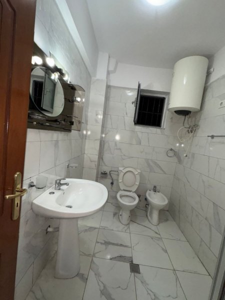 Tirane, jepet me qera shtepi 1+1 Kati 1, 70 m² 430 € (Laprake)