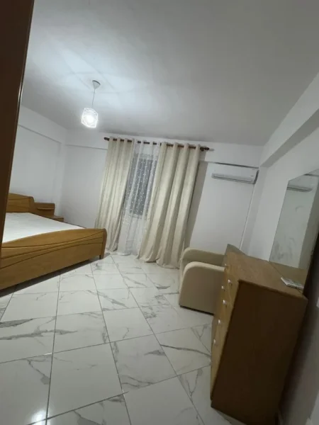 Tirane, jepet me qera shtepi 1+1 Kati 1, 70 m² 430 € (Laprake)