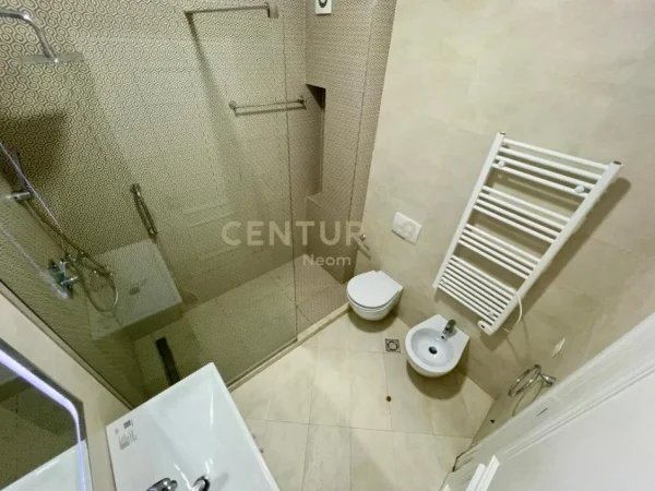 Tirane, jepet me qera apartament 2+1+Aneks+Ballkon Kati 3, 110 m² 850 € (Neom125786)