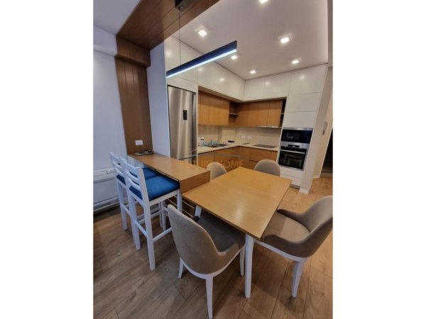 Tirane, jepet me qera apartament 2+1+2+Ballkon Kati 3, 96 m² 950 € (Rezidenca ALBA)