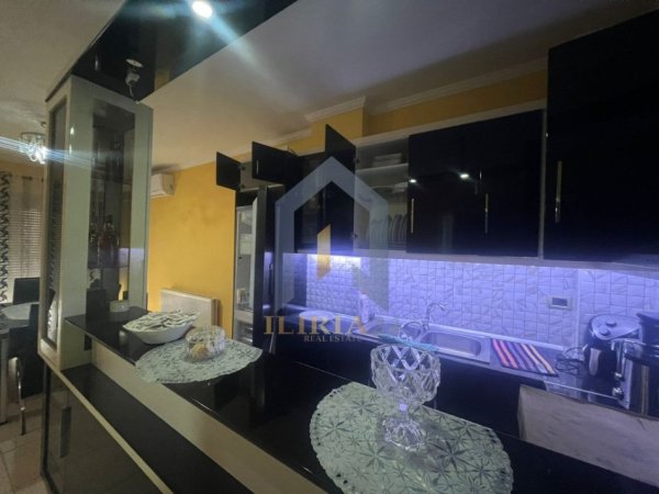 Tirane, jepet me qera apartament 2+1+Ballkon Kati 5, 130 m² 600 € (Yzberisht)