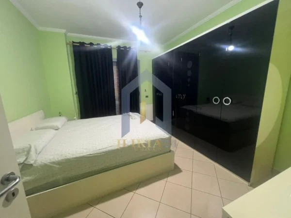 Tirane, jepet me qera apartament 2+1+Ballkon Kati 5, 130 m² 600 € (Yzberisht)