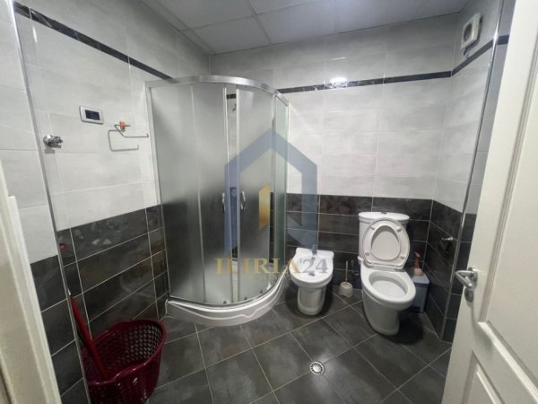 Tirane, jepet me qera apartament 2+1+Ballkon Kati 5, 130 m² 600 € (Yzberisht)