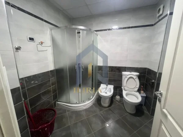 Tirane, jepet me qera apartament 2+1+Ballkon Kati 5, 130 m² 600 € (Yzberisht)