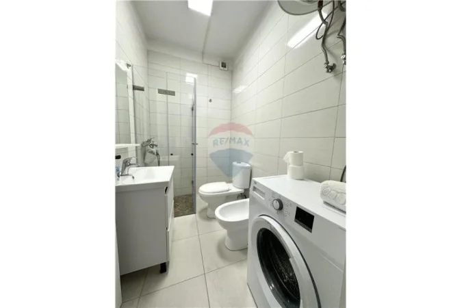 Tirane, jepet me qera apartament 1+1+Ballkon Kati 4, 60 m² 600 € (Rruga e Saraceve)