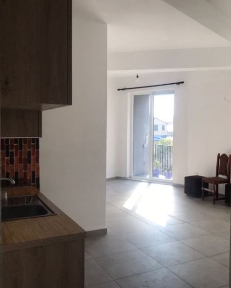 Jepet me Qera Apartament Bosh 1+1 tek Fundi i 5 Majit, Kati 2, 60 m² 350 €URO