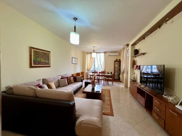 Tirane, jepet me qera apartament 2+1+Aneks+Ballkon Kati 4, 120 m² 830 € (Toptani)