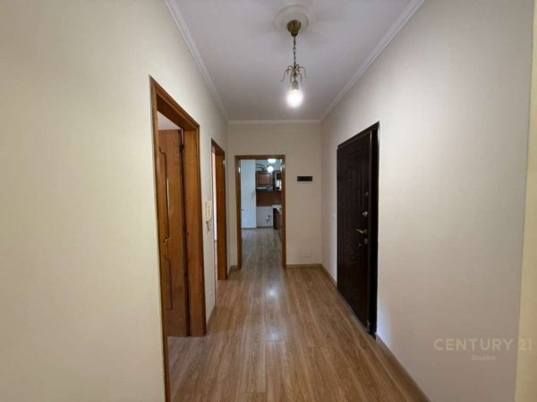 Tirane, jepet me qera zyre Kati 3, 110 m² 600 € (Komuna e Parisit)