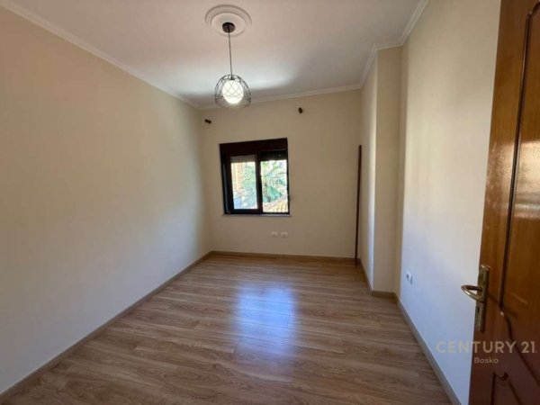Tirane, jepet me qera zyre Kati 3, 110 m² 600 € (Komuna e Parisit)