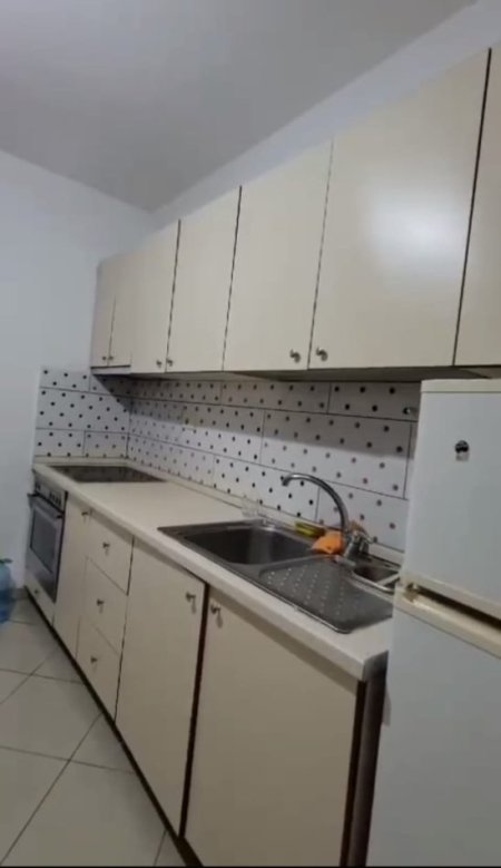 Tirane, jepet me qera apartament 3+1 Kati 2, 550 € 