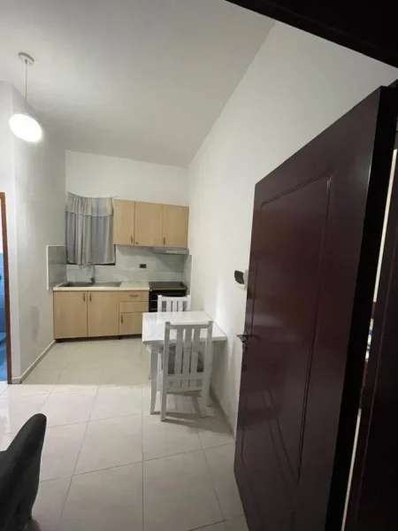 Tirane, jepet me qera apartament 1+1+Ballkon Kati 1, 50 m² 350 € (Stacioni Trenit)