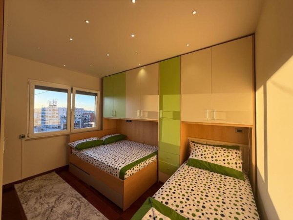 Tirane, jepet me qera apartament 2+1+Aneks+Ballkon Kati 9, 135 m² 1.500 € (Rr. Dibres)