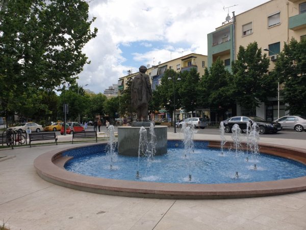 Tirane,Me Qera Ambjent biznesi, ideale për: klinik medikale, dentare, estetike, laborator, sallon parukeri-estetik, për lokal bar-kafe,restorant, mengjesore, pastiçeri-furre buke etj, në katin ±1 dhe parë, sipërfaqe 150m², Qera 5'500 €/muaj, Rr. Durrësit, Sheshi Adem Jashari / Hotel Colosseo Tirane