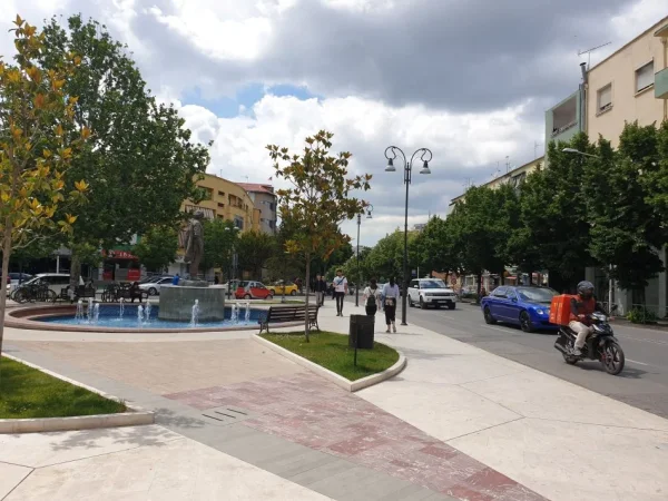 Tirane,Me Qera Ambjent biznesi, ideale për: klinik medikale, dentare, estetike, laborator, sallon parukeri-estetik, për lokal bar-kafe,restorant, mengjesore, pastiçeri-furre buke etj, në katin ±1 dhe parë, sipërfaqe 150m², Qera 5'500 €/muaj, Rr. Durrësit, Sheshi Adem Jashari / Hotel Colosseo Tirane