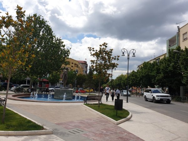 Tirane,Me Qera Ambjent biznesi, ideale për: klinik medikale, dentare, estetike, laborator, sallon parukeri-estetik, për lokal bar-kafe,restorant, mengjesore, pastiçeri-furre buke etj, në katin ±1 dhe parë, sipërfaqe 150m², Qera 5'500 €/muaj, Rr. Durrësit, Sheshi Adem Jashari / Hotel Colosseo Tirane