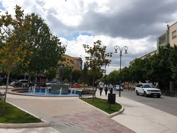 Tirane,Me Qera Ambjent biznesi, ideale për: klinik medikale, dentare, estetike, laborator, sallon parukeri-estetik, për lokal bar-kafe,restorant, mengjesore, pastiçeri-furre buke etj, në katin ±1 dhe parë, sipërfaqe 150m², Qera 5'500 €/muaj, Rr. Durrësit, Sheshi Adem Jashari / Hotel Colosseo Tirane