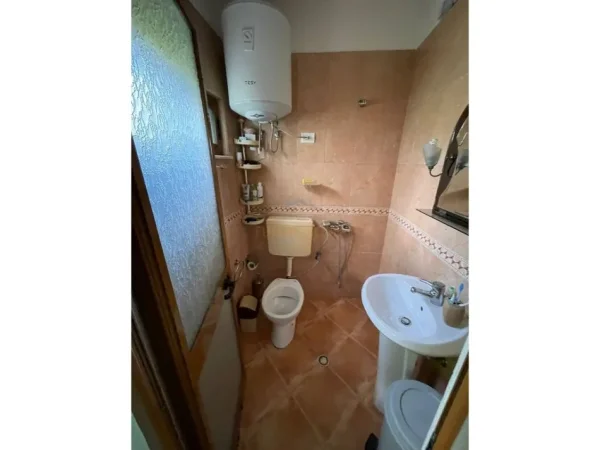 Shitet, Apartament 3+1+2, Rruga Muhamet Gjollesha.