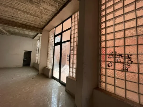 Tirane, jepet me qera dyqan Kati 0, 1.250 m² 12.000 € (Komuna e Parisit)