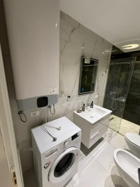 Tirane, jepet me qera apartament 2+1+Ballkon Kati 4, 120 m² 1.500 € (Parku Olimpik)
