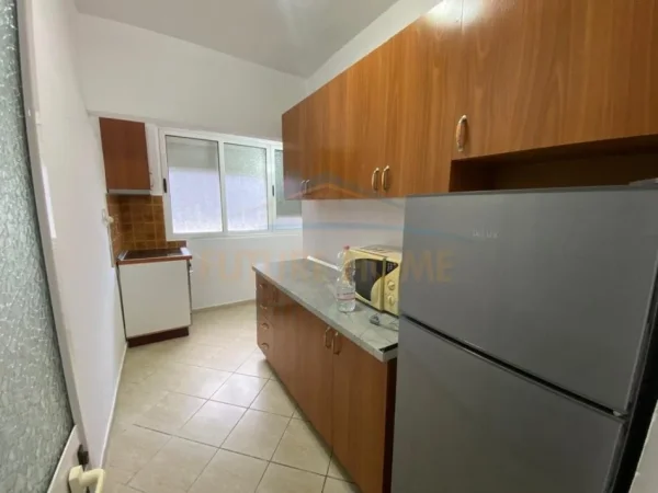 Tirane, jepet me qera apartament 1+1 Kati 1, 59 m² 400 € (Pallati Me Shigjeta)