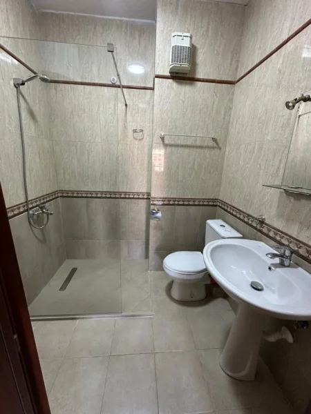 Tirane, jepet me qera apartament 2+1+Ballkon Kati 4, 118 m² 750 € (KOMUNA E PARISIT)