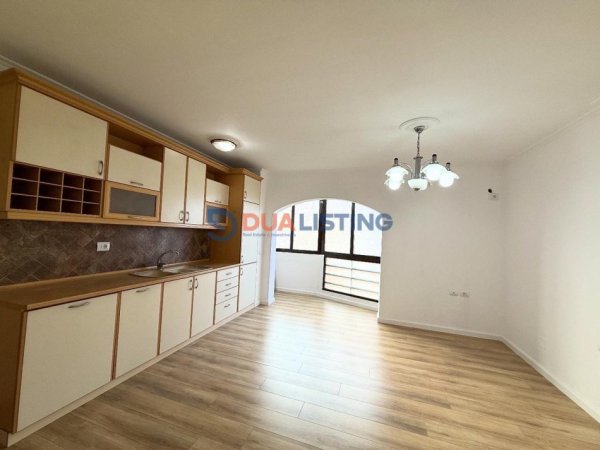 Tirane, shes apartament 2+1 Kati 5, 81 m² 165.000 € (ish fusha e aviacionit)
