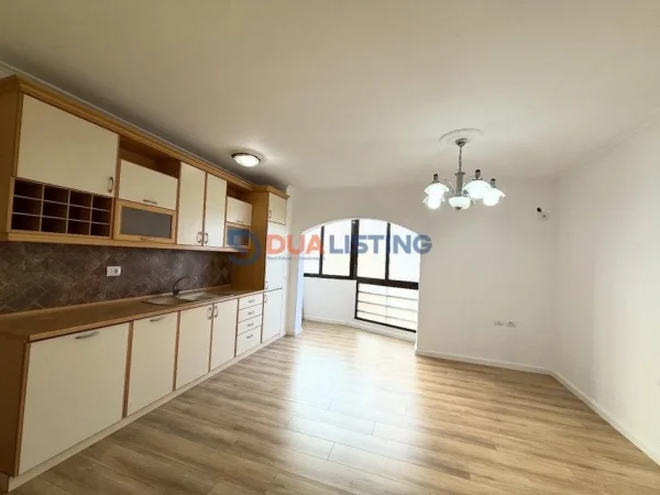 Tirane, shes apartament 2+1 Kati 5, 81 m² 165.000 € (ish fusha e aviacionit)