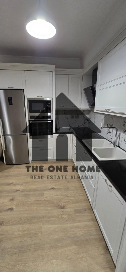 Tirane, jepet me qera apartament 1+1+Ballkon Kati 4, 70 m² 700 € (Komune Parisit)