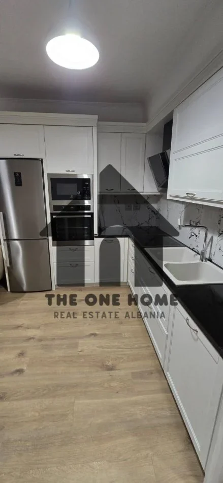 Tirane, jepet me qera apartament 1+1+Ballkon Kati 4, 70 m² 700 € (Komune Parisit)