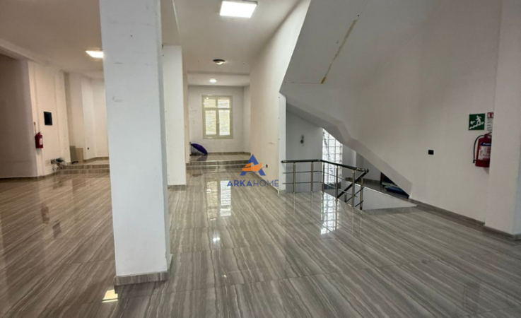 Tirane, jepet me qera ambjent biznesi Kati 1, 4.200 m² 15.000 € (Laprake)