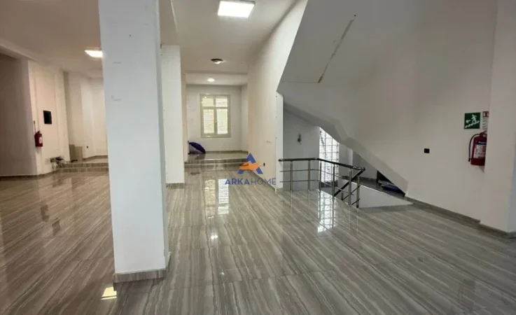 Tirane, jepet me qera ambjent biznesi Kati 1, 4.200 m² 15.000 € (Laprake)