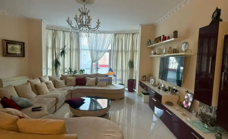 Tirane, jepet me qera ambjent biznesi Kati 1, 4.200 m² 15.000 € (Laprake)