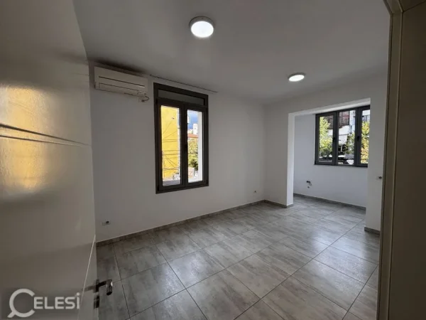 Tirane, jepet me qera ambjent biznesi Kati 2, 75 m² 500 € (RRUGA E DIBRES)