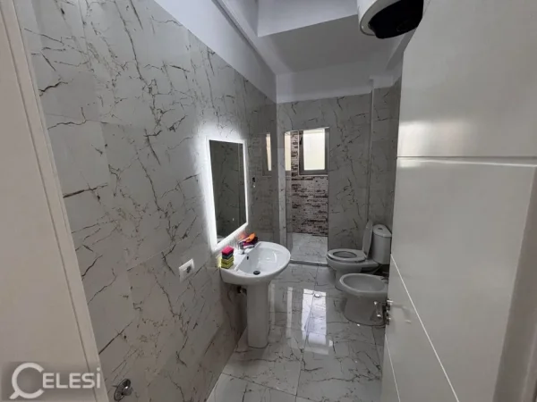 Tirane, jepet me qera ambjent biznesi Kati 2, 75 m² 500 € (RRUGA E DIBRES)